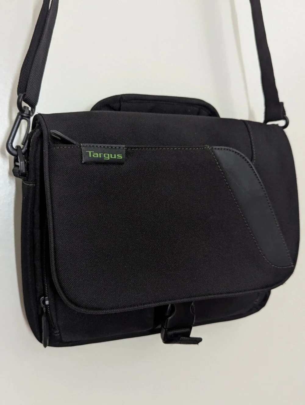 Targus Small Tablet Messenger Travel Bag Crossbody Straps Handle Great Condition